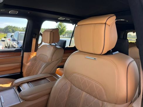Used 2022 Jeep Grand Wagoneer Series III w/ Rear Seat Video Group 1 AWD/4WD image 12