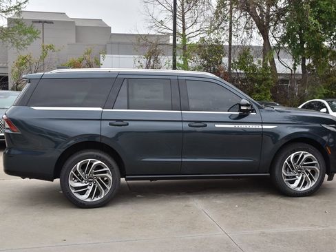New 2026 Lincoln Navigator Reserve image 5