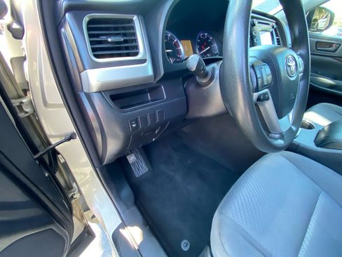 Used 2016 Toyota Highlander LE image 29