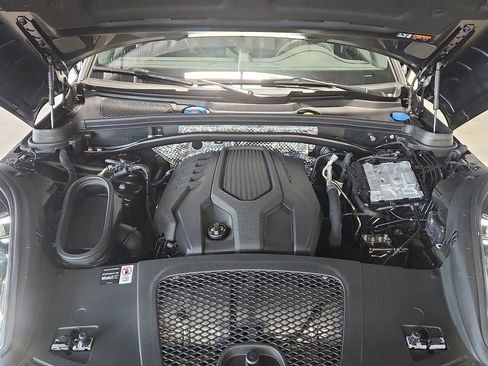 Certified 2026 Porsche Macan AWD/4WD image 28