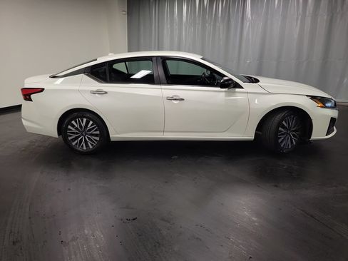 Used 2024 Nissan Altima 2.5 SV FWD image 9