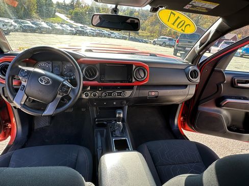 Used 2017 Toyota Tacoma TRD Sport image 10