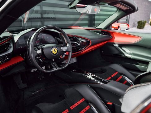 Used 2022 Ferrari SF90 Spider image 2