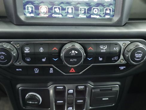Used 2019 Jeep Wrangler Unlimited Rubicon w/ Uconnect 4C Nav & Sound Group AWD/4WD image 29