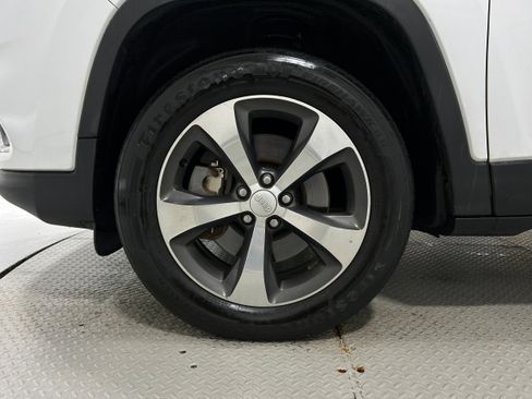 Used 2019 Jeep Cherokee Limited AWD/4WD image 39