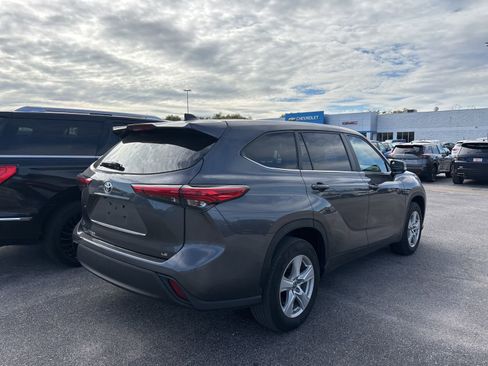 Used 2023 Toyota Highlander LE image 6