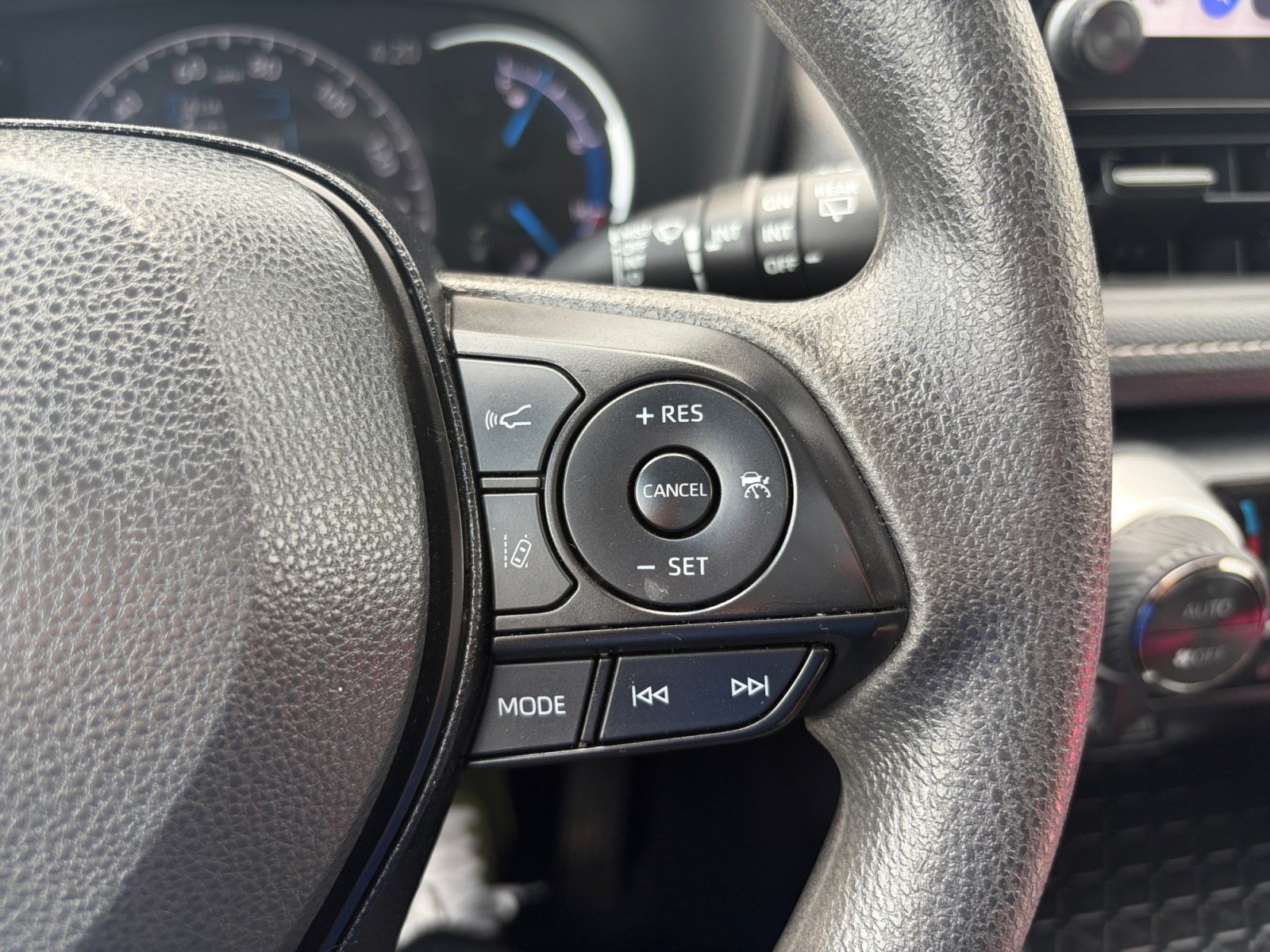 Used 2025 Toyota RAV4 XLE AWD/4WD image 19