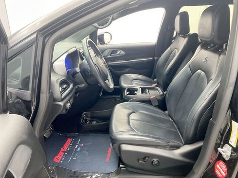 Used 2019 Chrysler Pacifica Touring-L w/ S Appearance Package FWD image 14