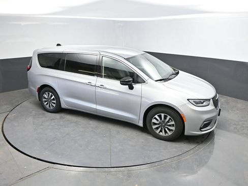 Used 2024 Chrysler Pacifica Limited FWD image 24