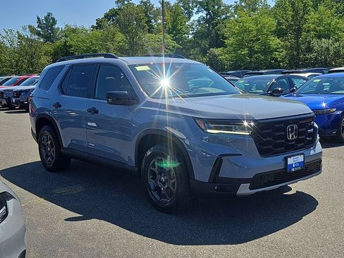 Used 2024 Honda Pilot TrailSport image 3