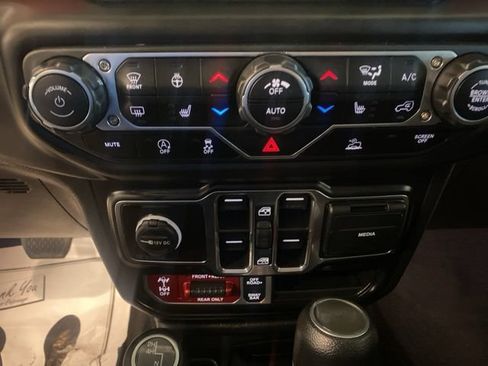 Used 2023 Jeep Wrangler Unlimited Rubicon w/ Cold Weather Group AWD/4WD image 22