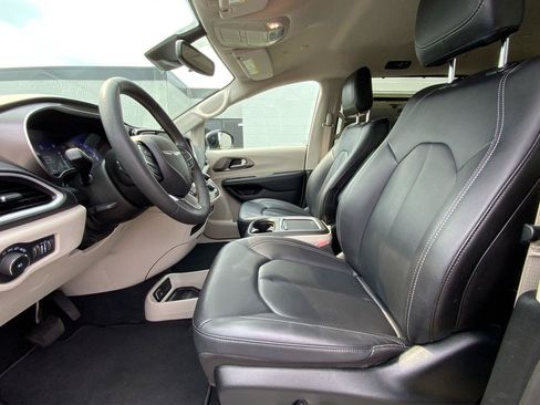 Used 2024 Chrysler Pacifica Touring-L FWD image 10