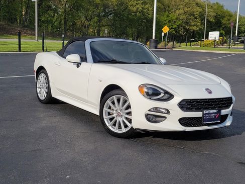 Used 2017 FIAT 124 Spider Lusso RWD image 2