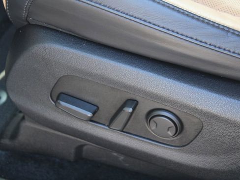 Used 2022 Kia Carnival LX FWD image 28