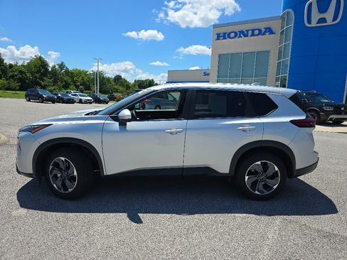 Used 2024 Nissan Rogue SV FWD image 11
