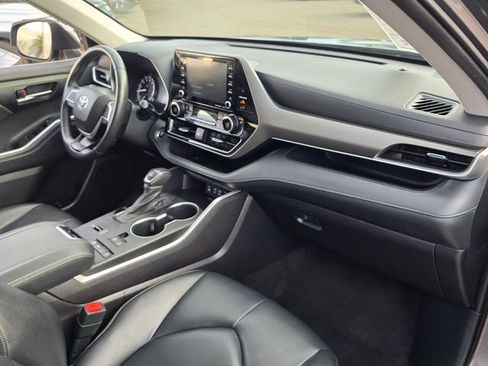 Used 2022 Toyota Highlander XLE image 9