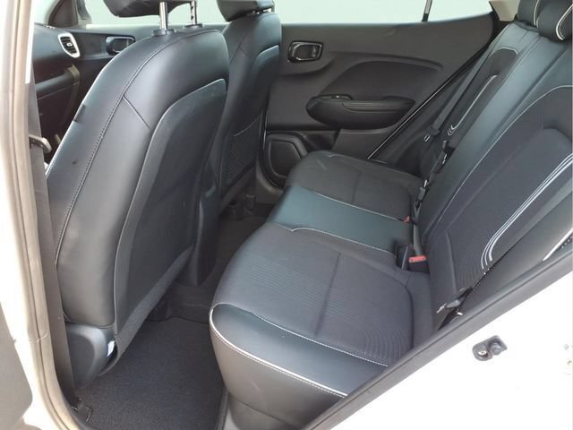 Used 2022 Hyundai Venue Limited FWD image 17