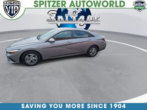 Used 2025 Hyundai Elantra SE FWD image 4