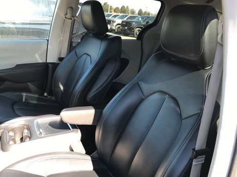 Used 2024 Chrysler Pacifica Touring-L image 4