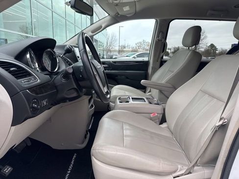 Used 2015 Chrysler Town & Country Touring image 10