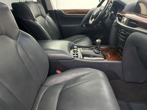 Used 2020 Lexus LX 570 4WD w/ Luxury Package image 31