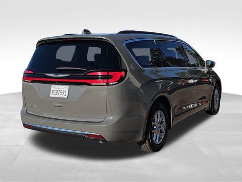 Used 2022 Chrysler Pacifica Touring-L image 3