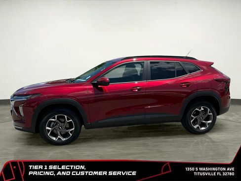Used 2025 Chevrolet Trax LT w/ LT Convenience Package FWD image 3