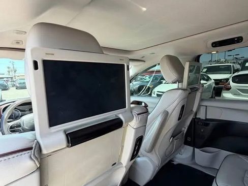 Used 2018 Chrysler Pacifica Limited FWD image 7