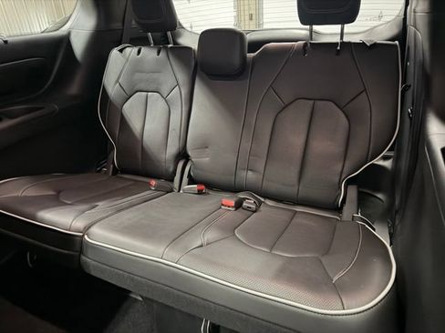Used 2025 Chrysler Pacifica Limited AWD/4WD image 21