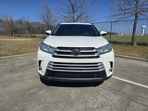 Used 2019 Toyota Highlander XLE image 9