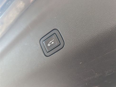 Used 2021 GMC Yukon SLT w/ SLT Luxury Plus Package RWD image 9