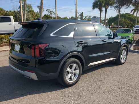 Used 2024 Kia Sorento LX image 5