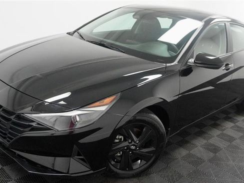 Used 2023 Hyundai Elantra SEL image 2