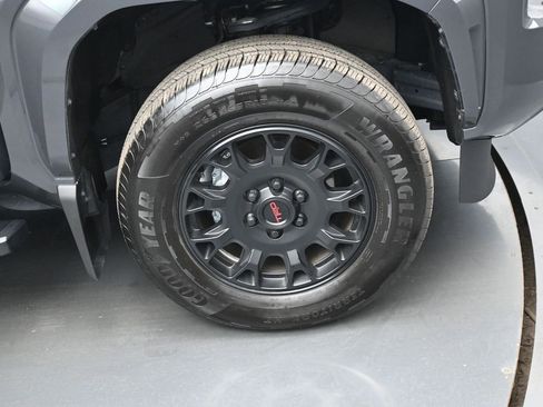 Certified 2025 Toyota Tacoma SR5 w/ SR5 Upgrade Package AWD/4WD image 38