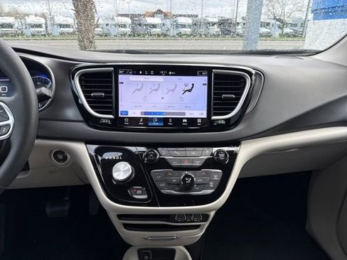 Used 2024 Chrysler Pacifica Touring-L image 23
