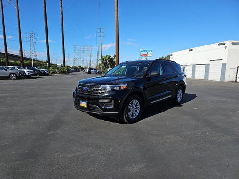 Used 2023 Ford Explorer XLT image 3