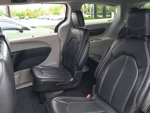 Used 2024 Chrysler Pacifica Touring-L FWD image 11