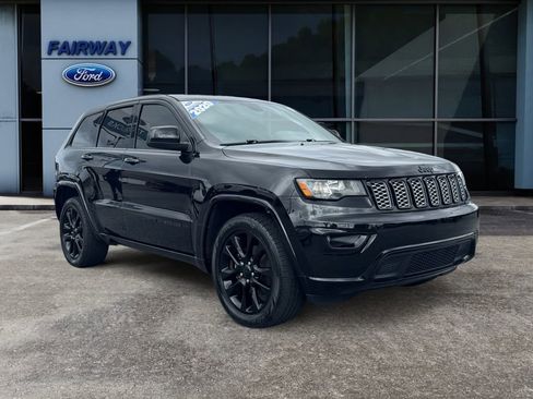 Used 2020 Jeep Grand Cherokee Altitude image 3
