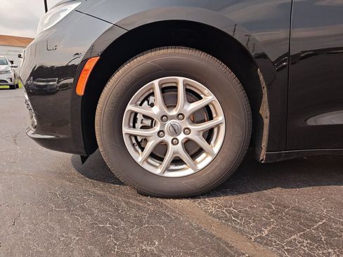 Used 2024 Chrysler Pacifica Touring-L FWD image 10