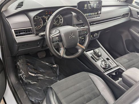 Used 2024 Mitsubishi Outlander SE image 11