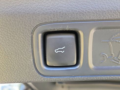 Used 2023 Ford Expedition Limited image 9