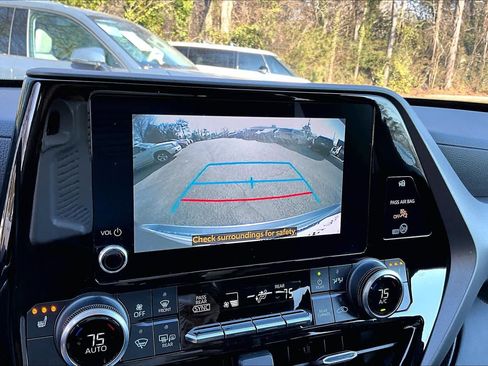 Certified 2023 Toyota Highlander XLE image 26