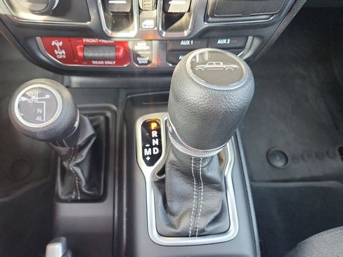 Used 2024 Jeep Gladiator Rubicon w/ Technology Group image 20