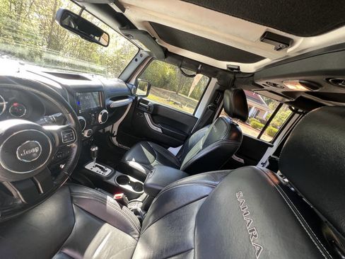 Used 2017 Jeep Wrangler Unlimited Sahara w/ Connectivity Group image 12