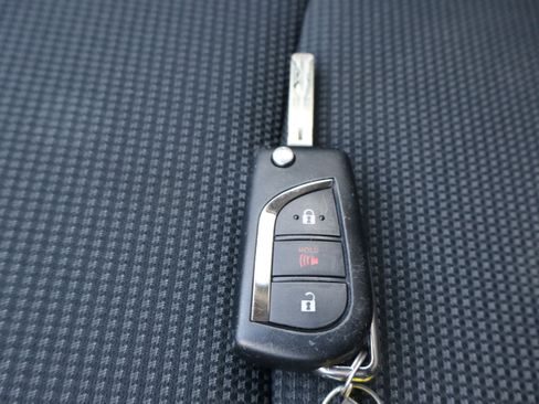 Used 2021 Toyota RAV4 LE image 25