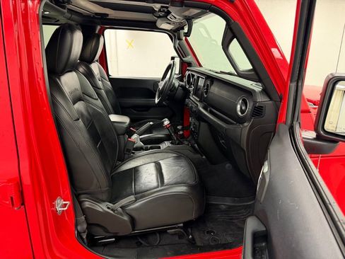 Used 2019 Jeep Wrangler Unlimited Sahara w/ Dual Top Group AWD/4WD image 10