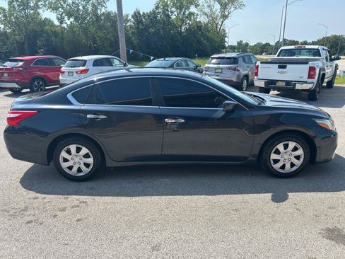 Used 2016 Nissan Altima 2.5 S w/ Power Driver Seat Package FWD image 4