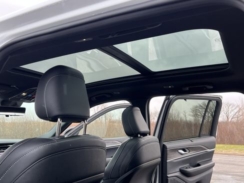 Used 2024 Jeep Grand Cherokee Limited w/ Luxury Tech Group II image 39