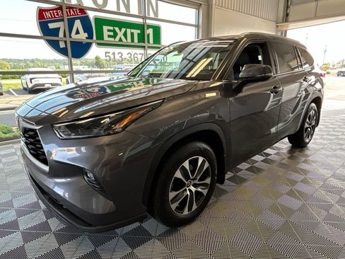 Used 2022 Toyota Highlander XLE AWD/4WD image 3