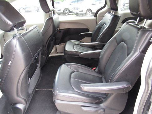 Used 2023 Chrysler Pacifica Touring-L FWD image 30